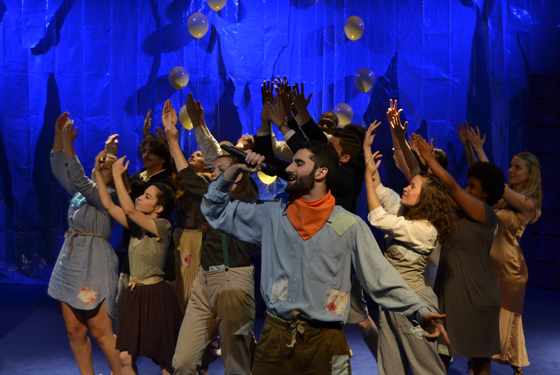 Foto dallo spettacolo teatrale "Una cançó per a Europa" del progetto Escena Erasmus